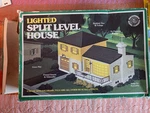 Bachmann 49-2572 Scale Lighted Split Level House Kit Incomplete. Fixed Price $10.99.